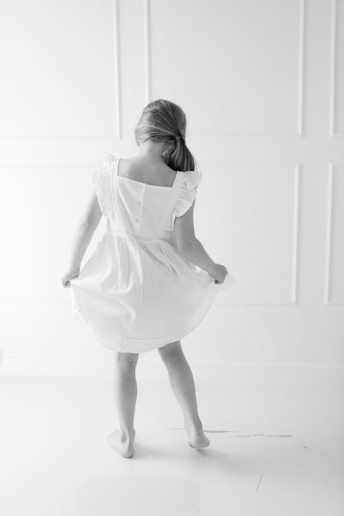 Безкоштовне стокове фото на тему «біла сукня, білий, білий фон»