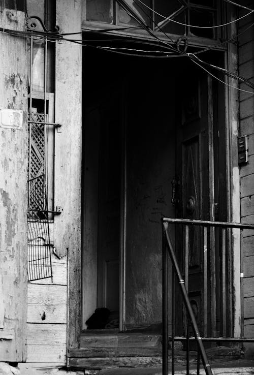 Безкоштовне стокове фото на тему «вертикальні постріл, відтінки сірого, дверний отвір»