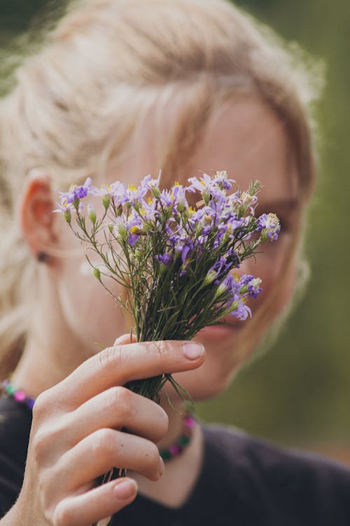 Gratis stockfoto met bloemen, hand, mevrouw