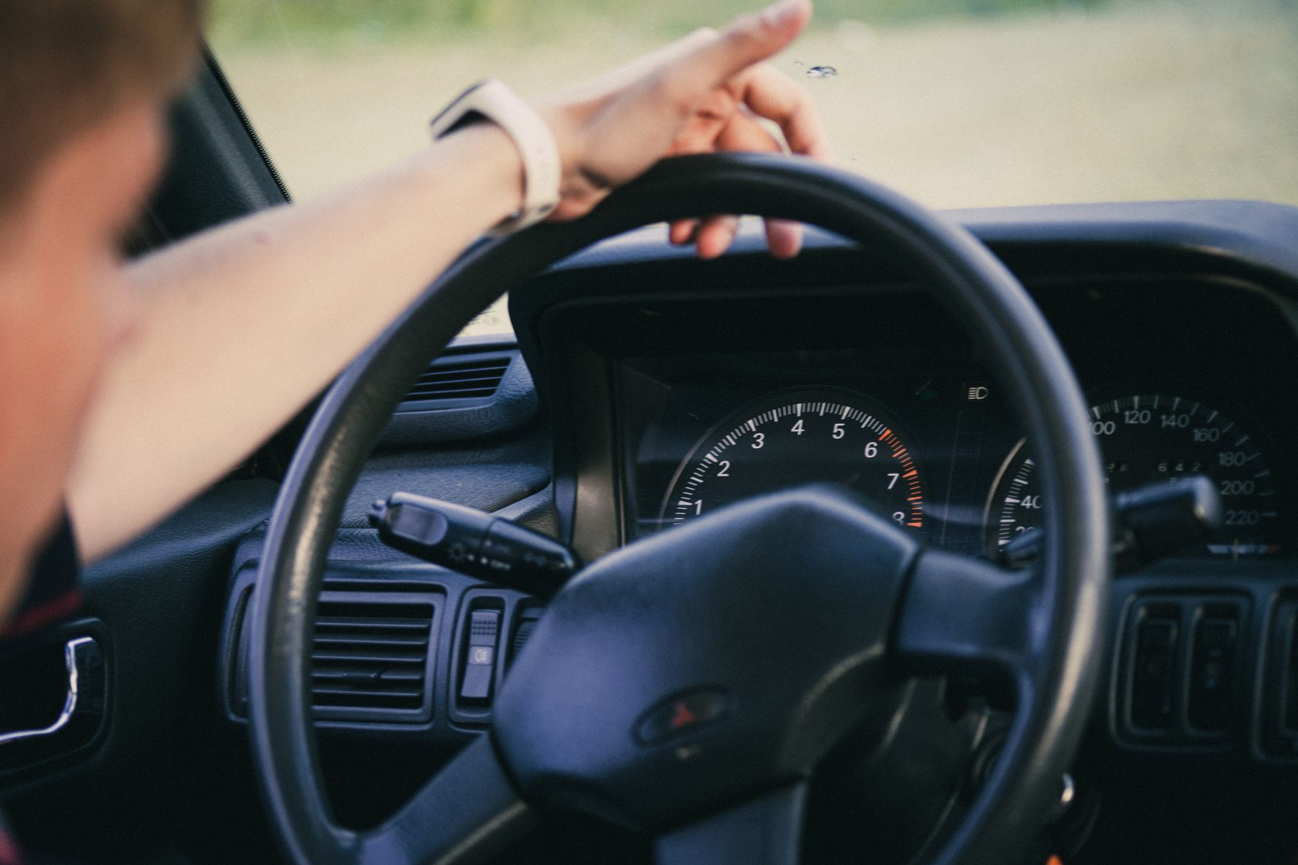 Polițist rutier în acțiune cu radar pe drumul național din Timiș Polițist rutier în acțiune cu radar pe drumul național din Timiș