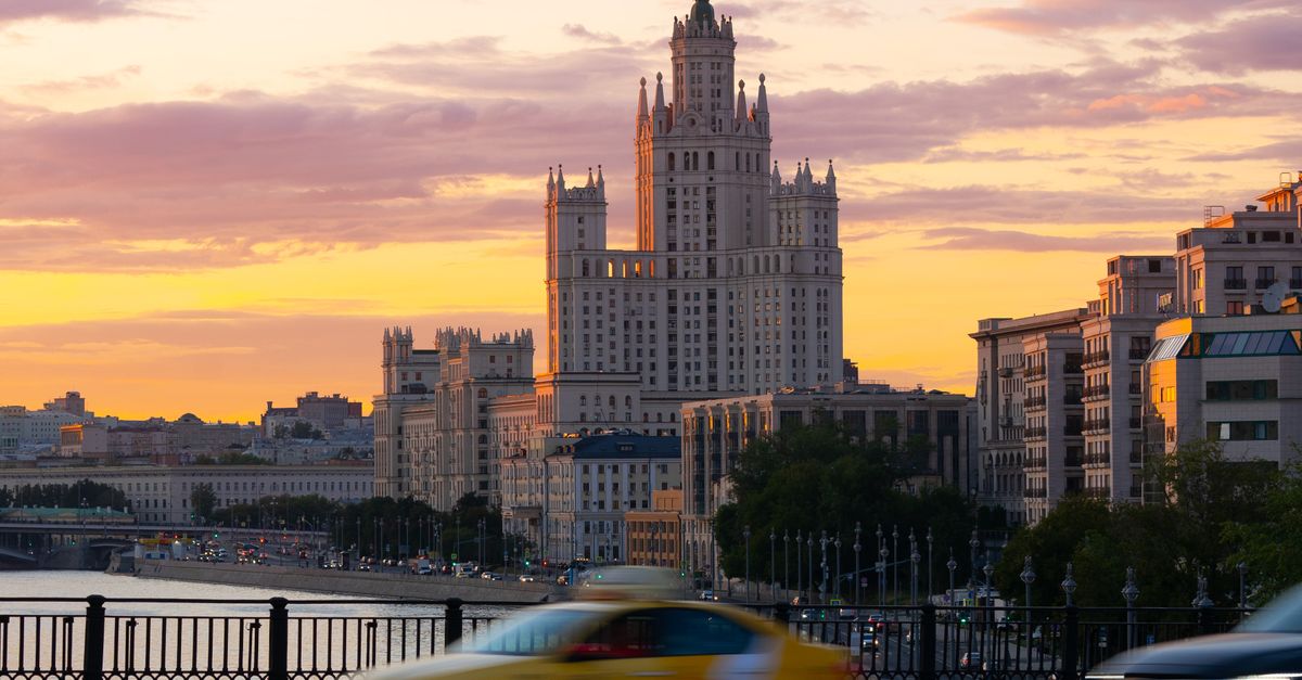 Mosawar Roda View of Skyscraper and Moscow City from a Busy Road · Free Stock Photo