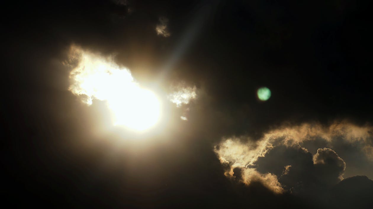 太陽の光 暗い空 曇り空の無料の写真素材 太陽の光 暗い空 曇り空の無料の写真素材