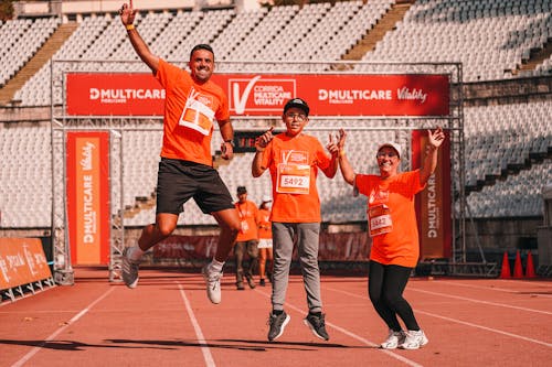 Foto profissional grátis de alegre, corredores, criança