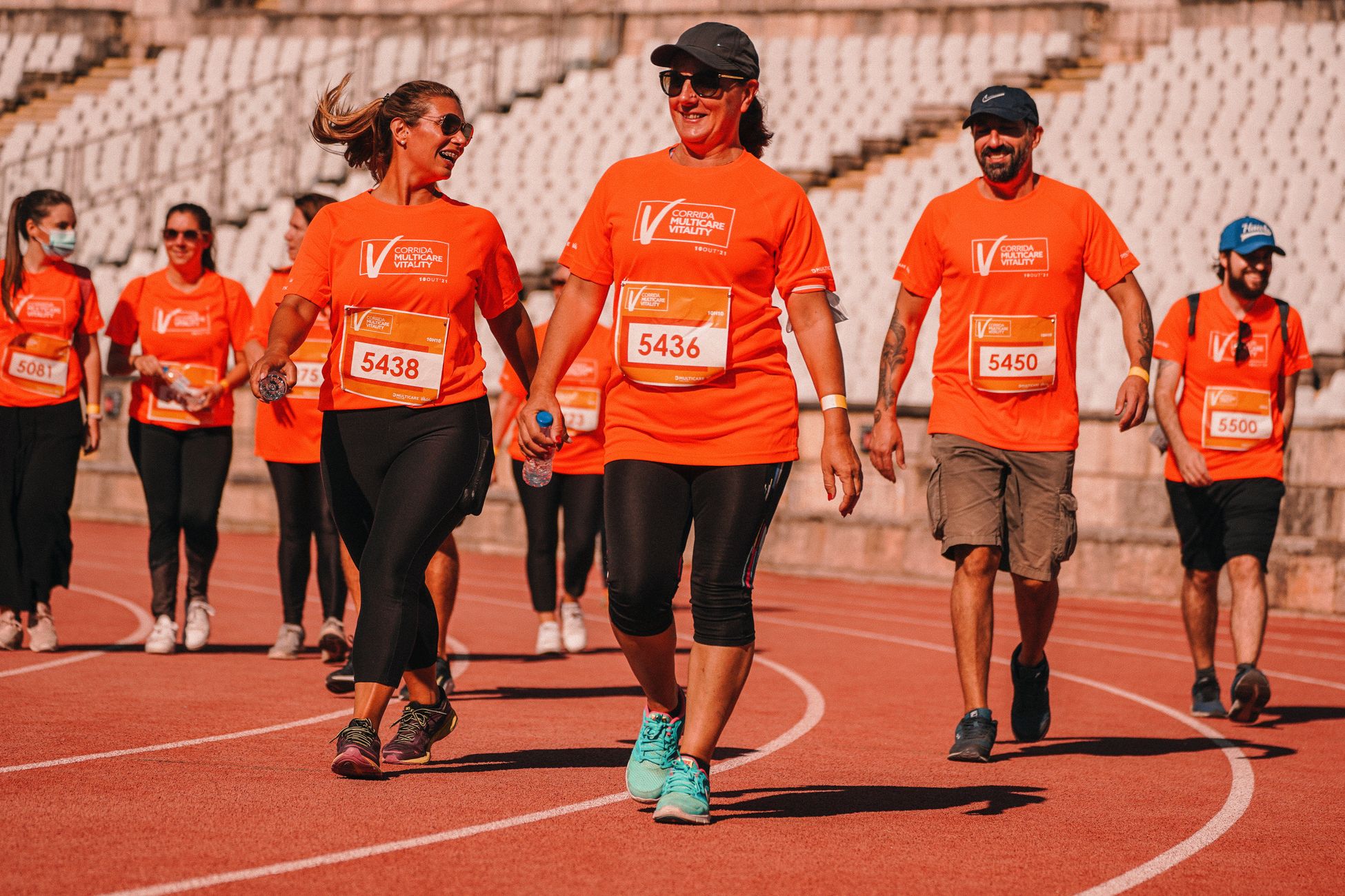 Tweelingzussen lopen samen 75 Nijmeegse Vierdaagses