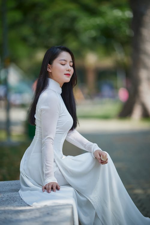 Darmowe zdjęcie z galerii z azjatka, biała sukienka, długie rękawy