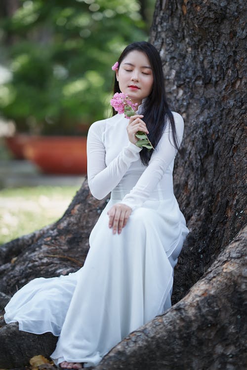 Darmowe zdjęcie z galerii z azjatka, biała sukienka, cheongsam