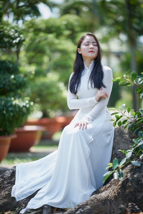 Free Elegant Woman in White Traditional Dress Stock Photo