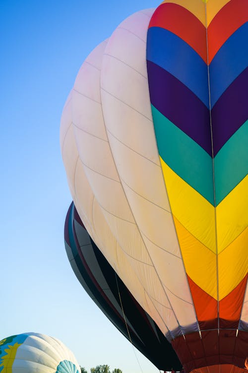 Darmowe zdjęcie z galerii z balon na gorące powietrze, kolorowy, pionowy strzał