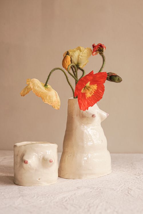 Free Artistic ceramic vase with poppy flowers in a minimalist studio setting. Perfect for creative design inspiration. Stock Photo