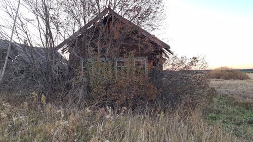 terk edilmiş ev içeren Ücretsiz stok fotoğraf