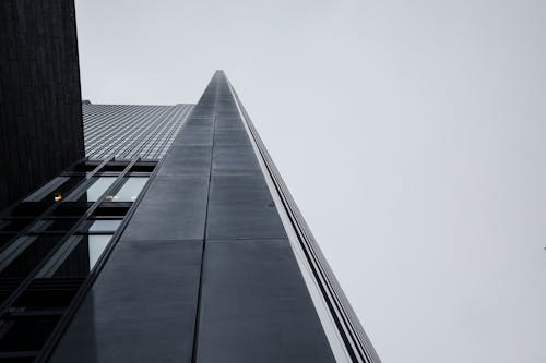 Kostenloses Stock Foto zu architektur, aufnahme von unten, grauen himmel