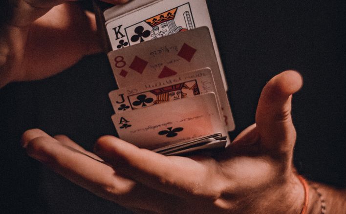 Online Casino: Spielautomaten und Live-Spiele im Überblick