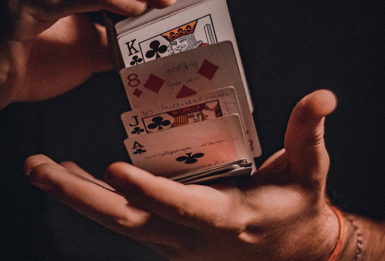 Online Casino: Spielautomaten und Live-Spiele im Überblick