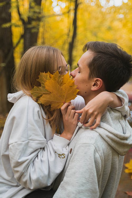 Foto stok gratis berciuman, dedaunan musim gugur, kaum wanita