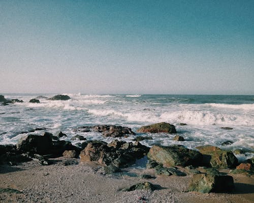 Безкоштовне стокове фото на тему «берег океану, валуни, горизонт»