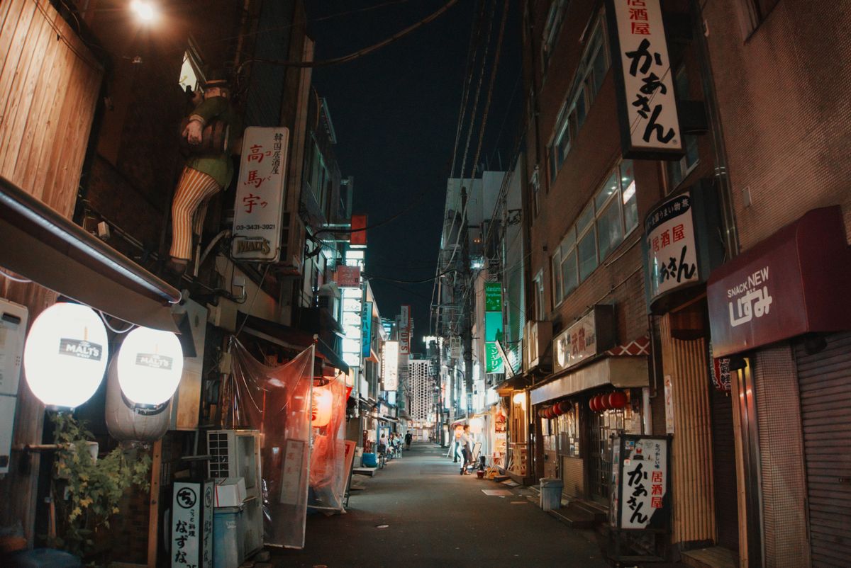 夜の東京の路地のイメージ
