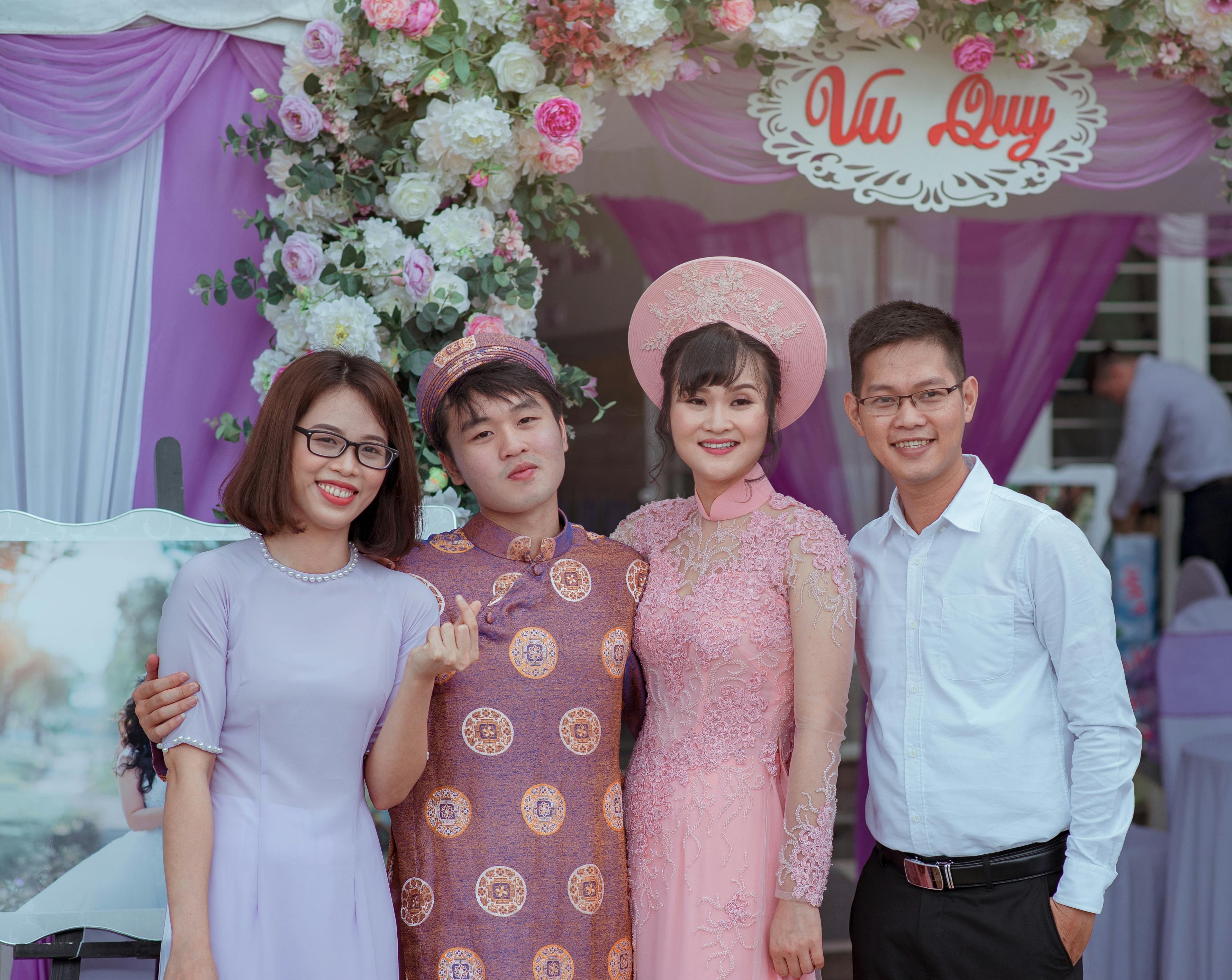 一个微笑的团体在传统婚礼庆典中欣赏着花卉装饰