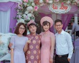 一个微笑的团体在传统婚礼庆典中欣赏着花卉装饰