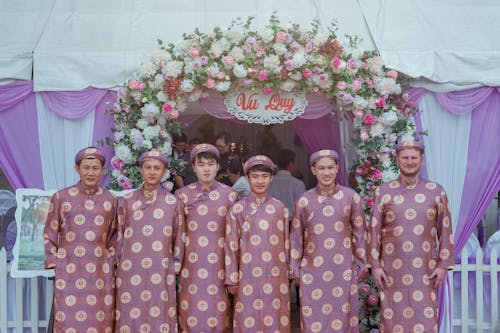 Groupe D'hommes Portant Des Robes Roses