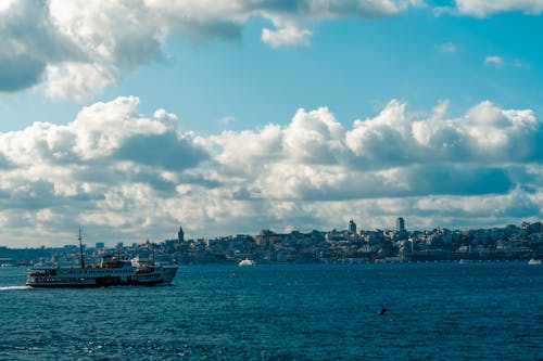Δωρεάν στοκ φωτογραφιών με βάρκα, γαλάζιος ουρανός, θάλασσα Φωτογραφία από στοκ φωτογραφιών