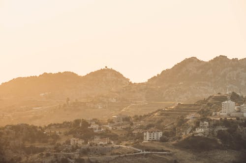 arazi, binalar, dağlar içeren Ücretsiz stok fotoğraf