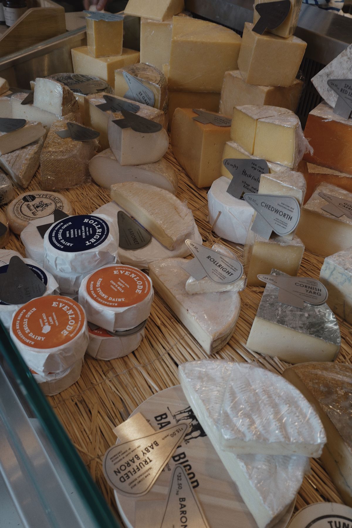 Formaggi artigianali dalle diverse forme e consistenze in esposizione