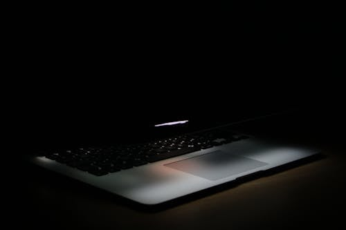 Fotografie Des Laptops In Einem Dunklen Bereich