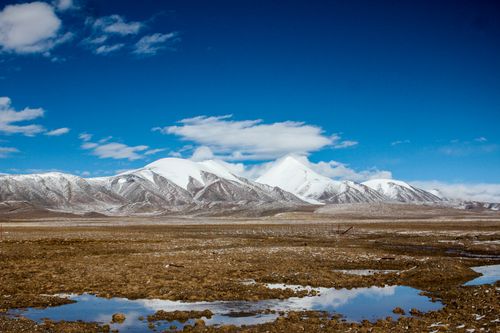 Free Beautiful view of snow-capped mountains with rugged terrain under a clear blue sky, showcasing untouched nature. Stock Photo