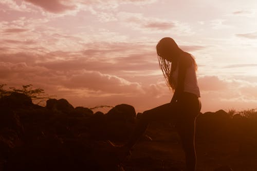 Photos gratuites de colline, coucher de soleil, fille africaine