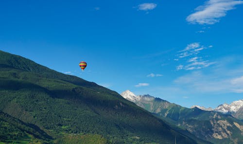 Δωρεάν στοκ φωτογραφιών με αερόστατο, βουνοπλαγιά, γαλάζιος ουρανός