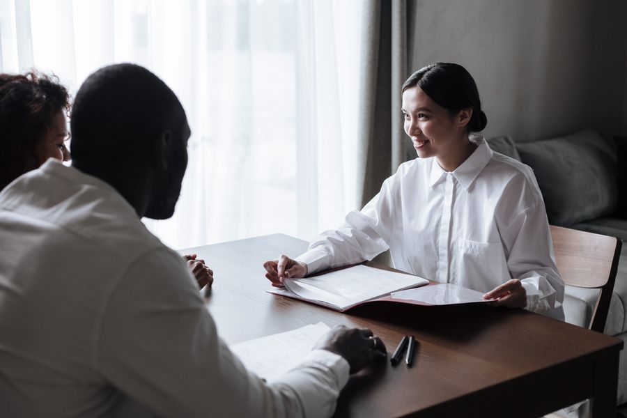 Profesional conversando con una pareja durante una consulta