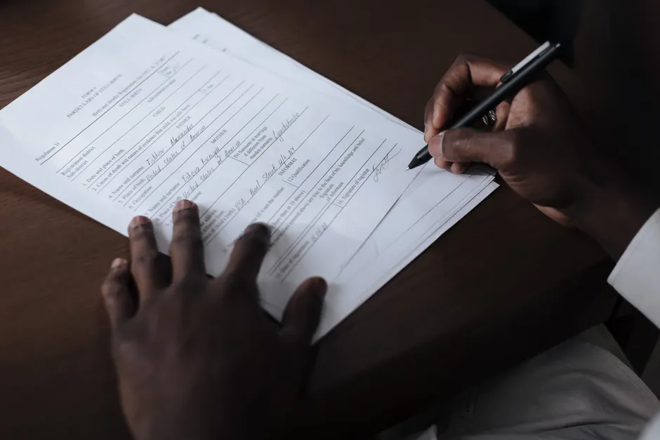 Personne remplissant un formulaire administratif à la main