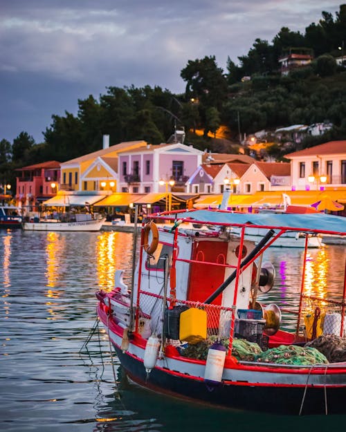 akşam karanlığı, balıkçı teknesi, bina içeren Ücretsiz stok fotoğraf