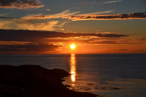 Free Captivating sunset view over the ocean with vibrant colors and serene atmosphere. Stock Photo