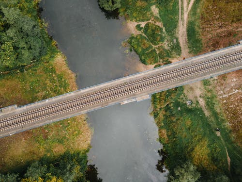 Photos gratuites de fleuve, ligne de chemin de fer, photo avec un drone