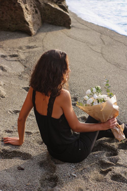 Fotos de stock gratuitas de arena, flores, mujer