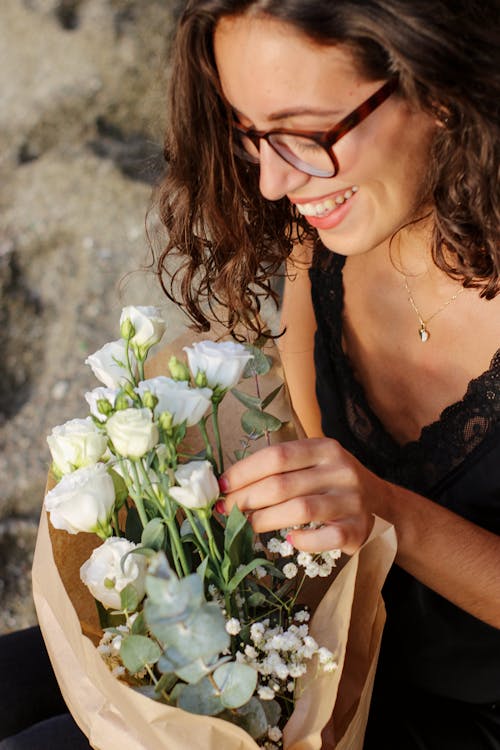 Základová fotografie zdarma na téma bílé růže, brýle, dárek