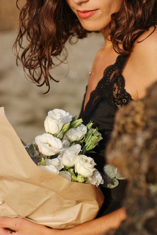 Základová fotografie zdarma na téma bílé růže, brunetka, černé šaty
