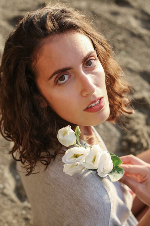 Základová fotografie zdarma na téma bílé růže, držení, kudrnaté vlasy