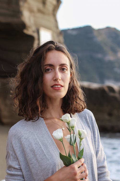 Gratis stockfoto met bloemen, buiten, kijkend naar de camera