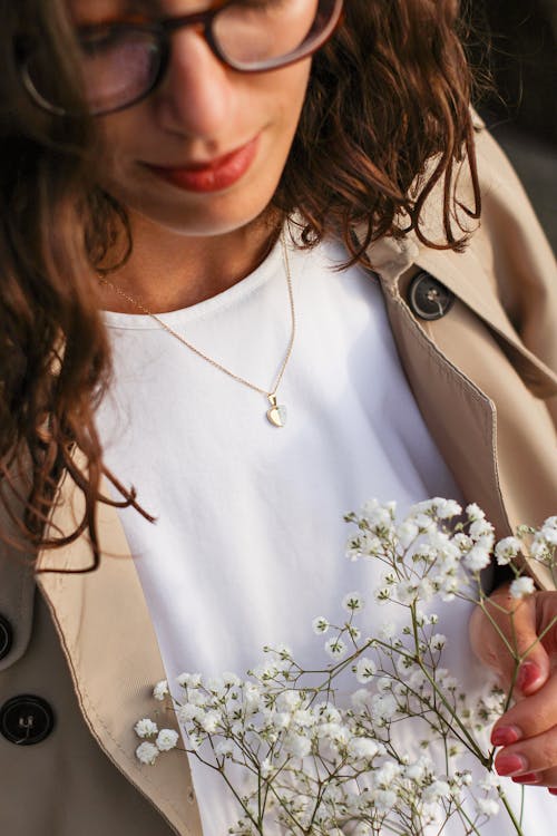 Základová fotografie zdarma na téma béžový kabát, bílé květy, brunetka