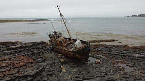 Photos gratuites de abandonné, bateau, bord de mer