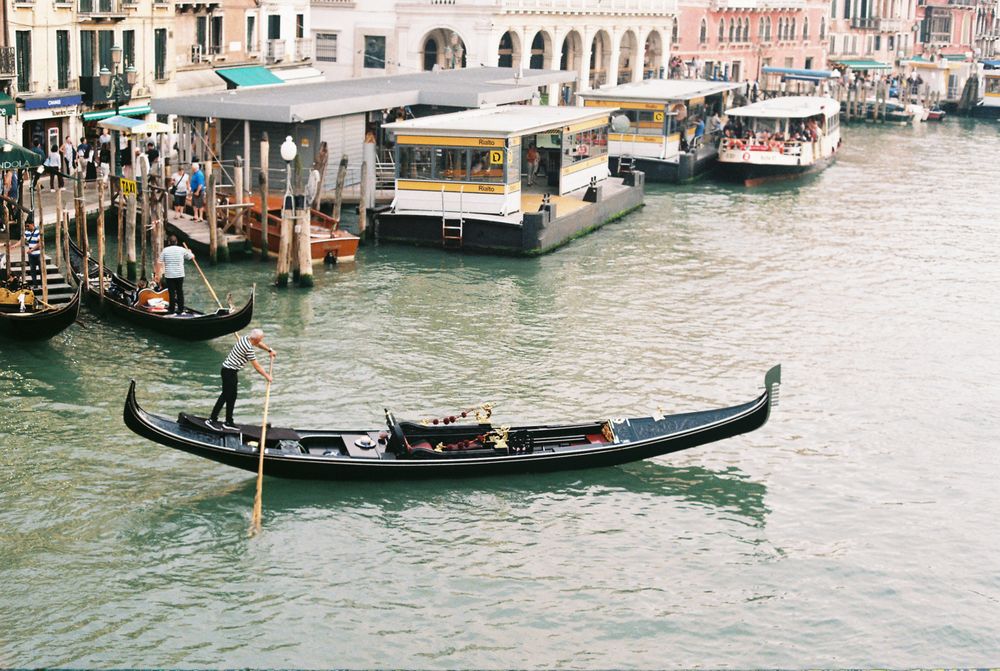 Gondolă venețiană clasică cu gondolier, pe Canalul Mare