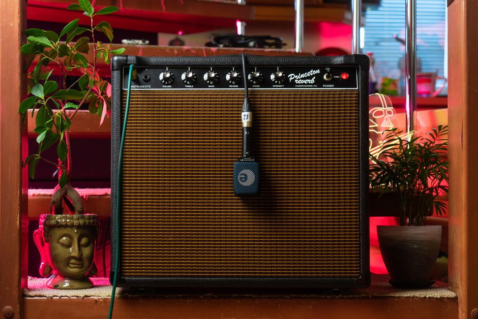 Wzmacniacz gitarowy Fender Princeton Reverb w przytulnym otoczeniu sypialni lub małego studia nagraniowego.