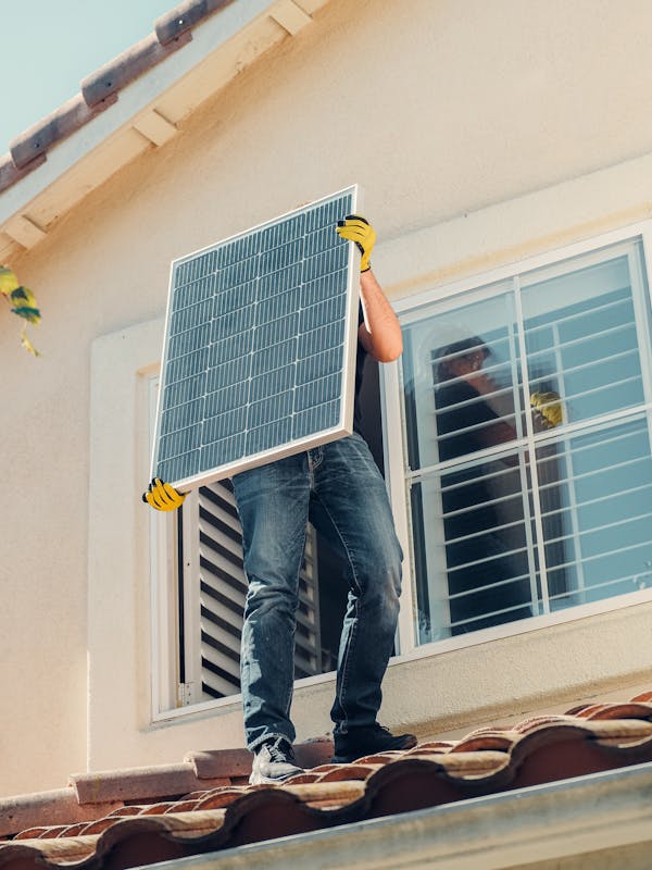 Große Solaranlage auf dem Dach einer Gewerbehalle