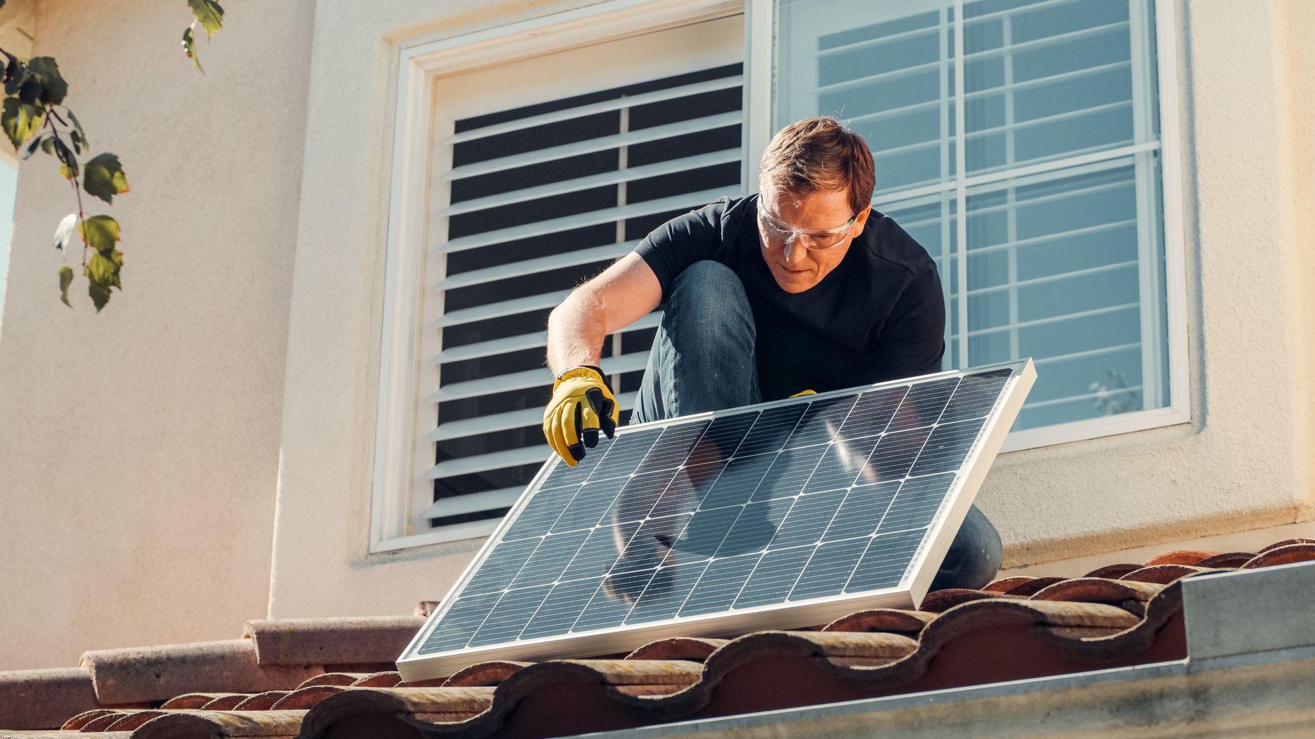 Solar Electrician in Limassol: Costs and Local Companies — illustrasjonsbilde