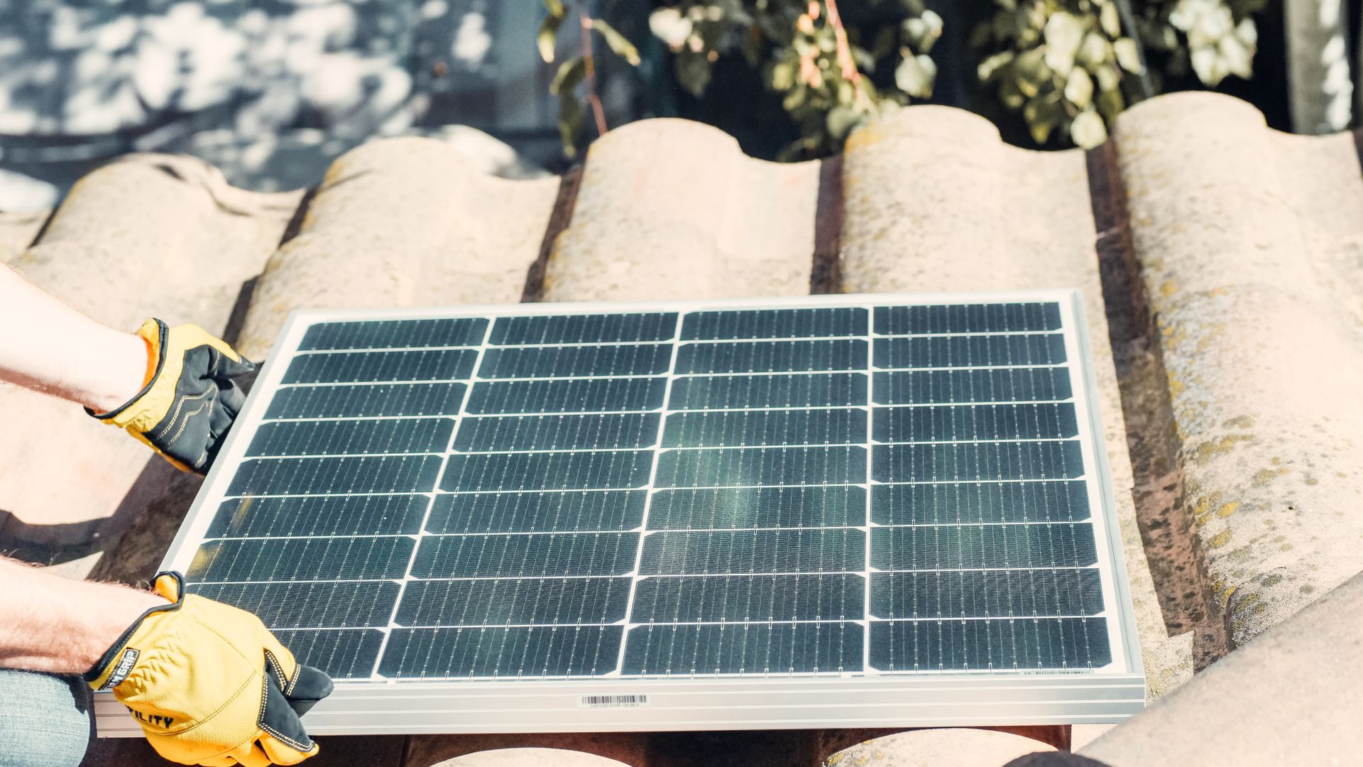 Solar Panel Installation Quotes: What Should Be in Writing — illustrasjonsbilde