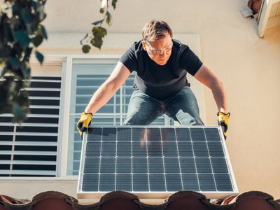Solarmodul wird auf das Dach getragen
