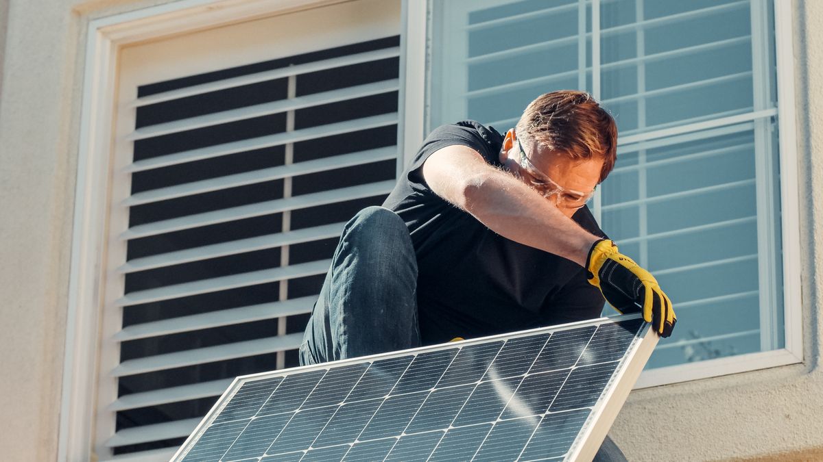 Instalação de painel solar num telhado junto ao mar — como o pó e o sal reduzem a eficiência dos painéis Instalação de painel solar num telhado junto ao mar — como o pó e o sal reduzem a eficiência dos painéis