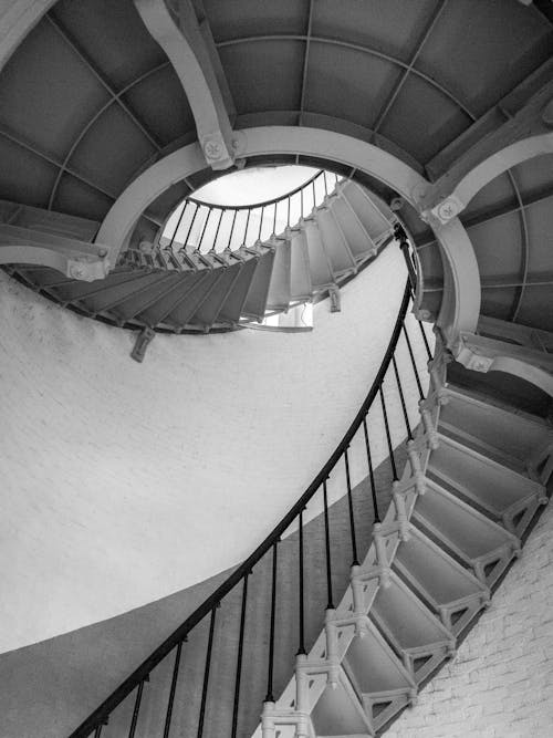 Photos gratuites de échelle des gris, escalier en colimaçon, monochrome